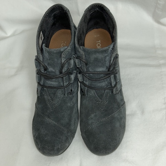 TOMS Womens Lace Up Desert Wedge Bootie Heels Gray Suede Leather Sz 7.5 - Picture 3 of 9